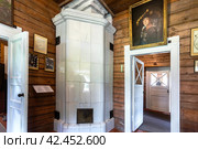Vintage stove in the Suvorov house-museum. Interior of the museum homestead of Generalissimo A. Suvorov (2022 год). Редакционное фото, фотограф FotograFF / Фотобанк Лори