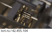 Cogwheels working inside a vintage clock. Internal clock mechanism. Macro shot. Стоковое видео, видеограф EStarodubov / Фотобанк Лори