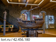 Деревянная модель парусного ганзейского когга в историческом музее Ивангородской крепости Ленинградская область (2024 год). Редакционное фото, фотограф Виктор Карасев / Фотобанк Лори