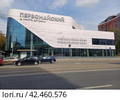 Строящийся районный центр «Первомайский» (возводится на месте снесённого кинотеатра «Первомайский»). Первомайская улице, 93/20. Район Восточное Измайлово. Город Москва (2023 год). Редакционное фото, фотограф lana1501 / Фотобанк Лори