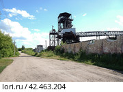 Грунтовая дорога и старый элеватор в поселке станции Топиллы, Рязанская область. Grain elevator and brick wall in Tsentralnaya street. Sunny summer view. (2021 год). Стоковое фото, фотограф Александр Кузнецов / Фотобанк Лори