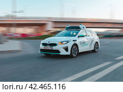 Автомобиль Сберавтотех едет по улице. Испытание и тестирование технологии беспилотного вождения. Редакционное фото, фотограф Константин Григорьев / Фотобанк Лори