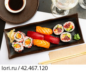 Sushi combo - uramaki, makis, nigiris. Стоковое фото, фотограф Яков Филимонов / Фотобанк Лори