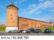 Маринкина башня (Kolomna Tower) и стена Коломенского кремля солнечным июньским днем.  Московская область (2023 год). Редакционное фото, фотограф Виктор Карасев / Фотобанк Лори