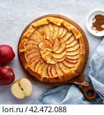 Apple pie, galette with fruits, sweet pastries on gray backdrop, sweet crostata. Стоковое фото, фотограф Natalia Gdovskaia / Фотобанк Лори