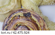 Various types of homemade pastries are spinning on a white plate. Close-up shooting at right angles. Flat ley. Стоковое видео, видеограф Ярославский Максим / Фотобанк Лори