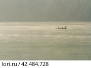 Tourists row on a boat across Phewa lake, Pokhara, Nepal (2015 год). Стоковое фото, фотограф VittoriaChe / Фотобанк Лори