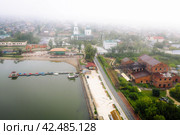 Туманное утро над историческим центром города Сысерть (2022 год). Стоковое фото, фотограф Константин Лис / Фотобанк Лори