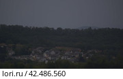 Dusk settles over suburbia. Стоковое видео, видеограф Данил Руденко / Фотобанк Лори