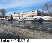 Трёхэтажный панельный гаражный комплекс, построен в 2001 году. Курганская улица, 1. Район Гольяново. Город Москва (2023 год). Редакционное фото, фотограф lana1501 / Фотобанк Лори
