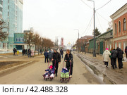 Мужчина и женщина везут детей на санках (2024 год). Редакционное фото, фотограф Роман Лукьянов / Фотобанк Лори