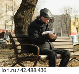 Пожилой человек сидя на лавочки в сквере аннотацию к лекарству. Липецк. (2024 год). Редакционное фото, фотограф Евгений Будюкин / Фотобанк Лори