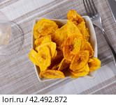 Fried slices of plantains, a traditional and popular snack and accompaniment in Central America. Стоковое фото, фотограф Яков Филимонов / Фотобанк Лори