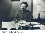 Лев Давидович Троцкий (Бронштейн, 1879-1940) в рабочем кабинете. 1926 год. Стоковое фото, фотограф Сергей Елизарьев / Фотобанк Лори
