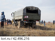 Учебный военный грузовик на двухосном шасси КАМАЗ 4350 4х4, принадлежащий автошколе города Волжский. Средняя Ахтуба, Волгоградская область, Россия (2020 год). Редакционное фото, фотограф Андрей Цыганков / Фотобанк Лори