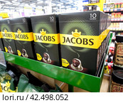 Coffee Jacobs in aluminium capsules are sold on a shelf in a superstore (2021 год). Редакционное фото, фотограф FotograFF / Фотобанк Лори
