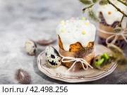 Пасхальный кулич с глазурью и перепелиные яйца, крупный план, праздник Пасха. Стоковое фото, фотограф Ekaterina Smirnova / Фотобанк Лори