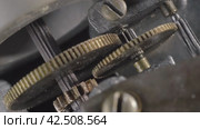 Вращающиеся шестерни внутреннего рабочего механизма. Rotating gears of the internal working mechanism. Close-up. Стоковое видео, видеограф EStarodubov / Фотобанк Лори