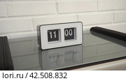 Перекидной циферблат часов будильника. Монтаж двух планов. Flip clock mechanism. 11:00 AM. Flip clock watch face. White brick wall in the background. Slow motion 240 fps. Стоковое видео, видеограф EStarodubov / Фотобанк Лори