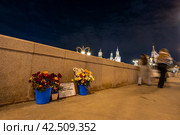 Большой Москворецкий мост, Москва, Россия. Около гранитного парапета цветы и табличка с надписью на русском и английском языках «На этом месте 27 февраля 2015 года выстрелами в спину был убит Борис Немцов». Вдали башни Московского Кремля. (2023 год). Редакционное фото, фотограф Андрей Степанов / Фотобанк Лори