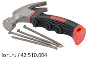 Молоток и гвозди на белом фоне. Hammer and nails on a white background. Стоковое фото, фотограф Татьяна Д / Фотобанк Лори