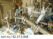 Промышленные трубы и вентеля замерзают при перекачке газа, охлажденной жидкости, Перекачка Аргона. Стоковое фото, фотограф Руслан Лесков / Фотобанк Лори