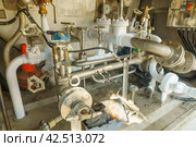 Промышленные трубы и вентеля замерзают при перекачке газа, охлажденной жидкости, Перекачка Аргона. Стоковое фото, фотограф Руслан Лесков / Фотобанк Лори