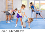practice grabbing their opponent's arms. Стоковое фото, фотограф Яков Филимонов / Фотобанк Лори