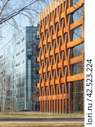 Детали фасада бизнес центра "Ferrum" из кортеновской стали (2024 год). Редакционное фото, фотограф Станислав Кноп / Фотобанк Лори