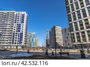 Новый жилой район в Мурино Ленинградская область от застройщика Мавис. Слева ЖК Цвета Радуги, справа ЖК Авиатор в 2023 году. Редакционное фото, фотограф Евгения Колодкина / Фотобанк Лори