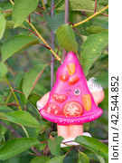 Яркая розовая современная интересная игрушка сквиш антистресс. Bright pink modern interesting squish antistress toy. (2021 год). Редакционное фото, фотограф Мария / Фотобанк Лори