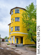 Полукруглое желтое здание (Общежитие 1930, Дзержинск) (2022 год). Редакционное фото, фотограф Илья Старков / Фотобанк Лори