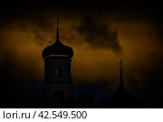 Купол церкви на фоне зарева в ночном небе (2021 год). Редакционное фото, фотограф Илья Старков / Фотобанк Лори