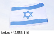 Canvas of Israeli flag flutters on flagpole against gray sky. Стоковое видео, видеограф Яков Филимонов / Фотобанк Лори