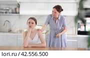 Offended mom and adult daughter avoid talking in kitchen. Стоковое видео, видеограф Яков Филимонов / Фотобанк Лори