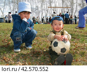 Мальчик грустный и мальчик веселый: оптимист и пессимист. A sad boy and a cheerful boy: an optimist and a pessimist. (2005 год). Редакционное фото, фотограф Зимбачевский Виктор / Фотобанк Лори