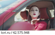 Mime paints her lips with red lipstick blowing a kiss at the camera. Стоковое видео, видеограф EStarodubov / Фотобанк Лори