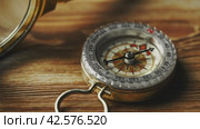 Close-Up of a Classic Compass Beside a Rope on a Wooden Surface During Daylight. Стоковое видео, видеограф Сергей Толмачёв / Фотобанк Лори