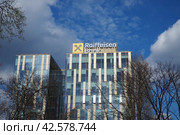 Belgrade, Serbia, March 17, 2024: Raiffeisen Bank building in New Belgrade. Raiffeisen Bank International RBI is a key entity of the decentralized Raiffeisen Banking Group in Austria. Modern building. Редакционное фото, фотограф Юлия Петровская / Фотобанк Лори