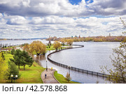 Беседка и вид на парк Стрелка, река Которосль, Которосльная набережная, Ярославль (2021 год). Стоковое фото, фотограф Baturina Yuliya / Фотобанк Лори