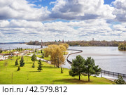 Вид на парк Стрелка, река Которосль, Которосльная набережная, Ярославль (2021 год). Стоковое фото, фотограф Baturina Yuliya / Фотобанк Лори