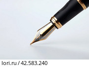 golden fountain pen writes on a white background. Стоковое фото, фотограф Александр Калугин / Фотобанк Лори