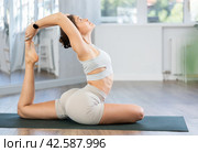 Athletic girl meditates in chandrasana pose in gym. Стоковое фото, фотограф Яков Филимонов / Фотобанк Лори