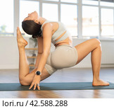 Athletic girl meditates in chandrasana pose in gym. Стоковое фото, фотограф Яков Филимонов / Фотобанк Лори
