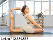 Athletic girl meditates in chandrasana pose in gym. Стоковое фото, фотограф Яков Филимонов / Фотобанк Лори