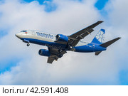Cамолет Boeing 737-300 (EW-366PA) авиакомпании "Белавиа" на глиссаде в облачном небе (2018 год). Редакционное фото, фотограф Виктор Карасев / Фотобанк Лори