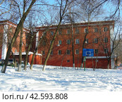 Здание бывшей казармы фабричного поселка (1847–1858 годы постройки). Улица Победы, 11. Город Реутов. Московская область (2012 год). Стоковое фото, фотограф lana1501 / Фотобанк Лори
