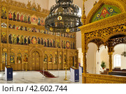 Иконостас собора Феодоровской иконы Божией матери на Миргородской улице в Санкт-Петербурге (2014 год). Редакционное фото, фотограф Александр Алексеев / Фотобанк Лори