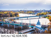 Ярославский Кремль-музей, Спасо-Преображенский монастырь, Американский мост и Косой мост через Которосль, вид со смотровой площадки, Ярославль (2021 год). Стоковое фото, фотограф Baturina Yuliya / Фотобанк Лори