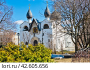 Покровский собор (Собор Покрова Пресвятой Богородицы). Марфо-Мариинская обитель милосердия. Солнечный день. Москва. Россия (2024 год). Редакционное фото, фотограф E. O. / Фотобанк Лори